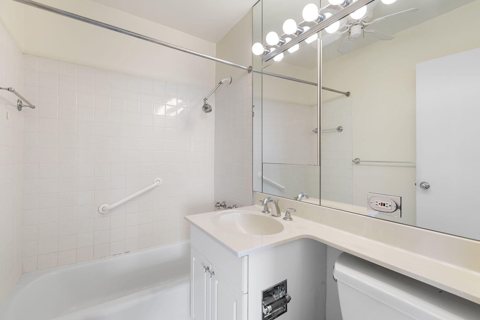 1460 N SANDBURG Terrace Unit: 1512