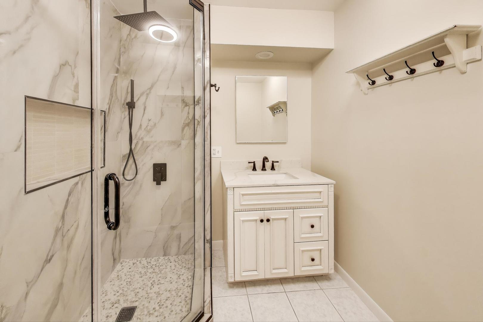 1927 N Howe Street Unit: 1