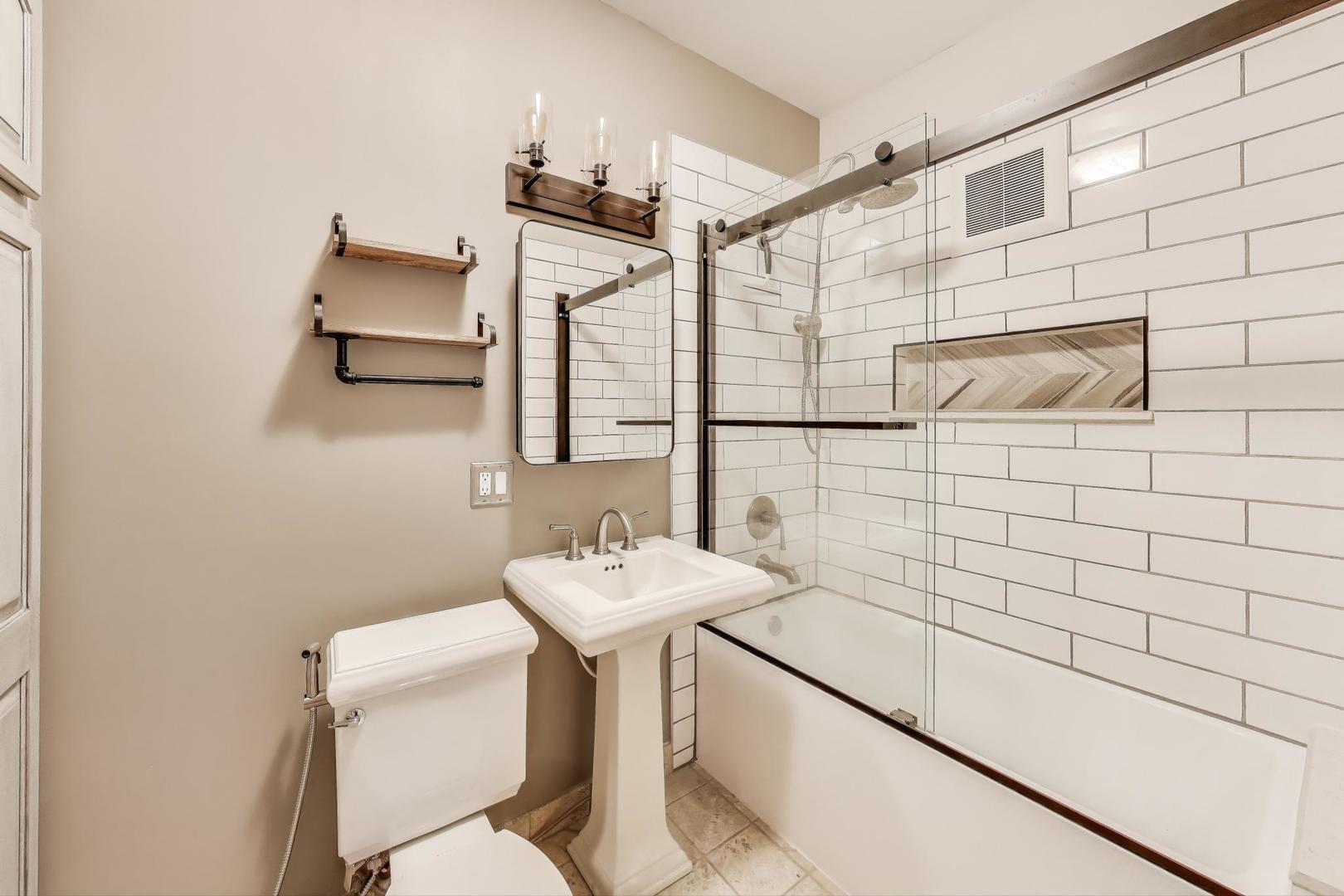 1927 N Howe Street Unit: 1