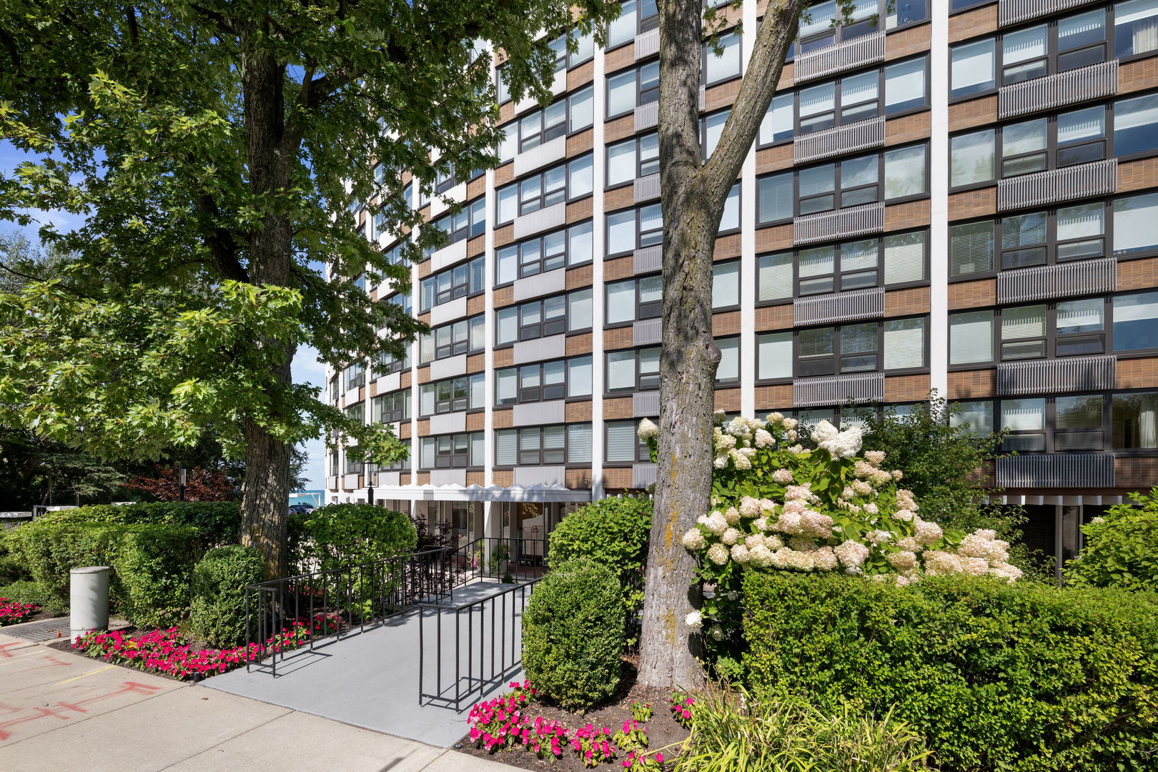 1630 Sheridan Road Unit: 2F