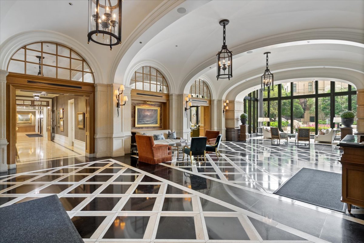 2550 N Lakeview Avenue Unit: N1801