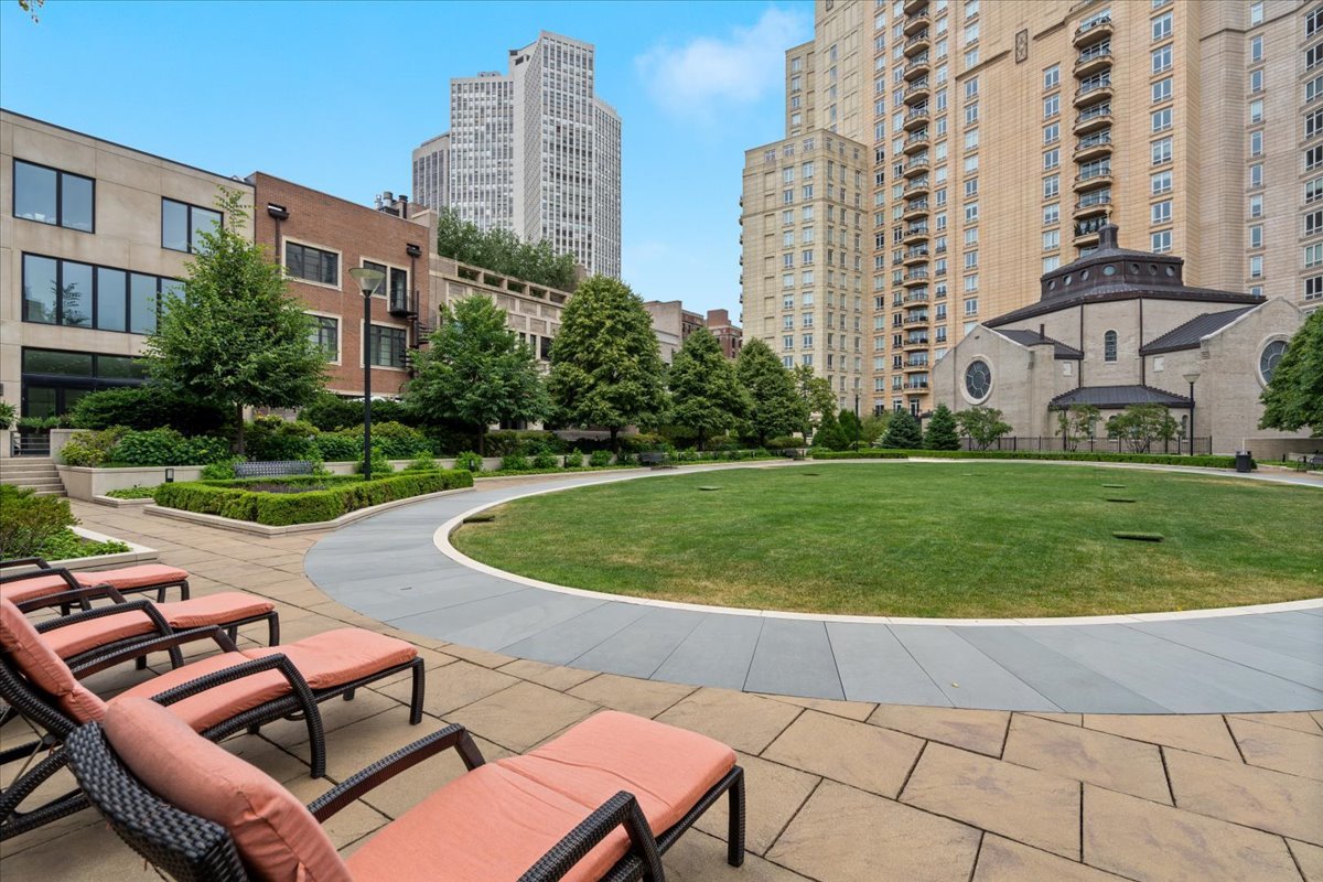 2550 N Lakeview Avenue Unit: N1801