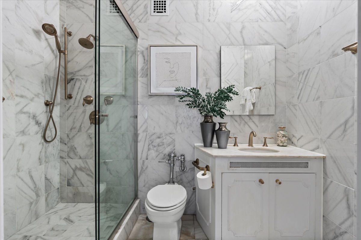 179 E LAKE SHORE Drive Unit: 202