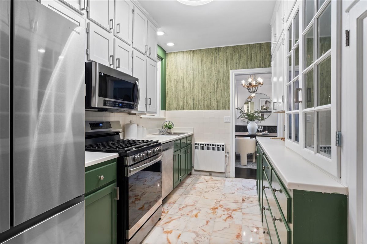 179 E LAKE SHORE Drive Unit: 202