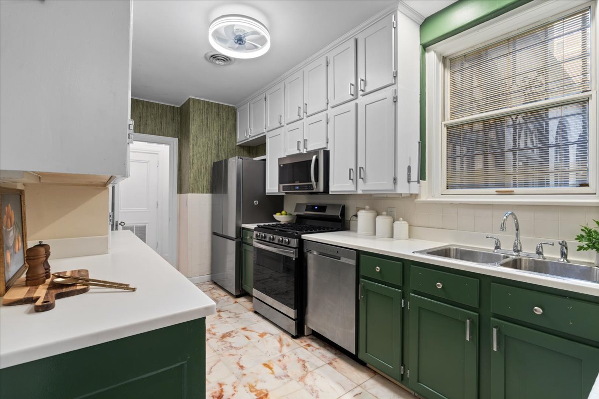 179 E LAKE SHORE Drive Unit: 202