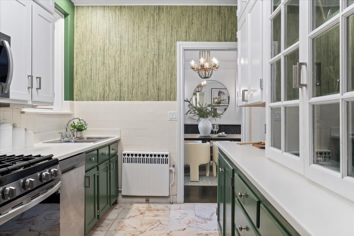 179 E LAKE SHORE Drive Unit: 202