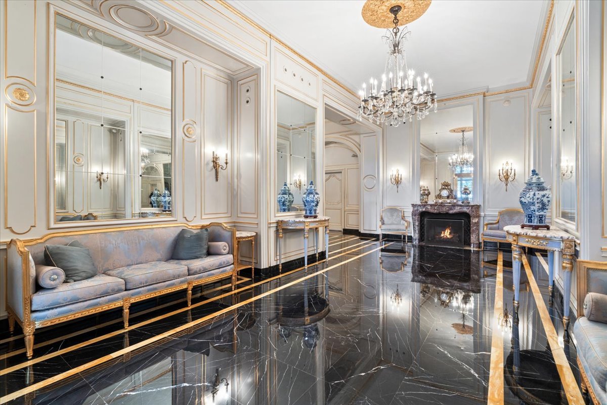 179 E LAKE SHORE Drive Unit: 202