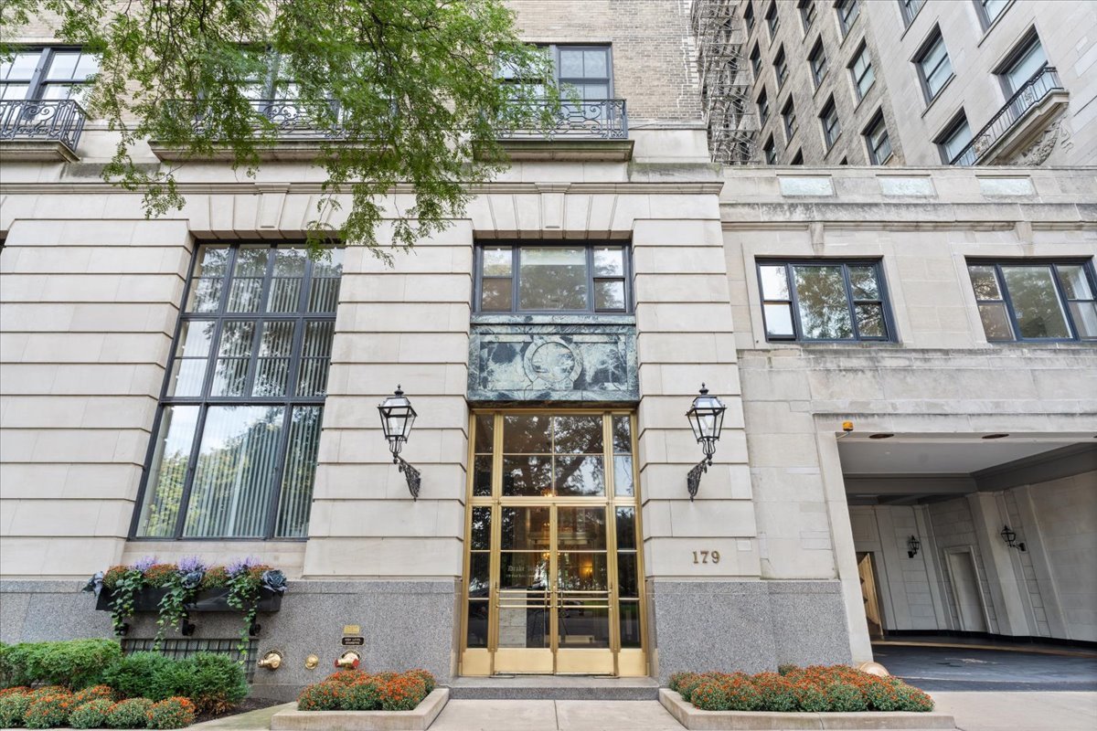 179 E LAKE SHORE Drive Unit: 202