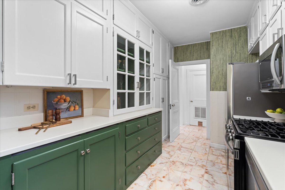 179 E LAKE SHORE Drive Unit: 202