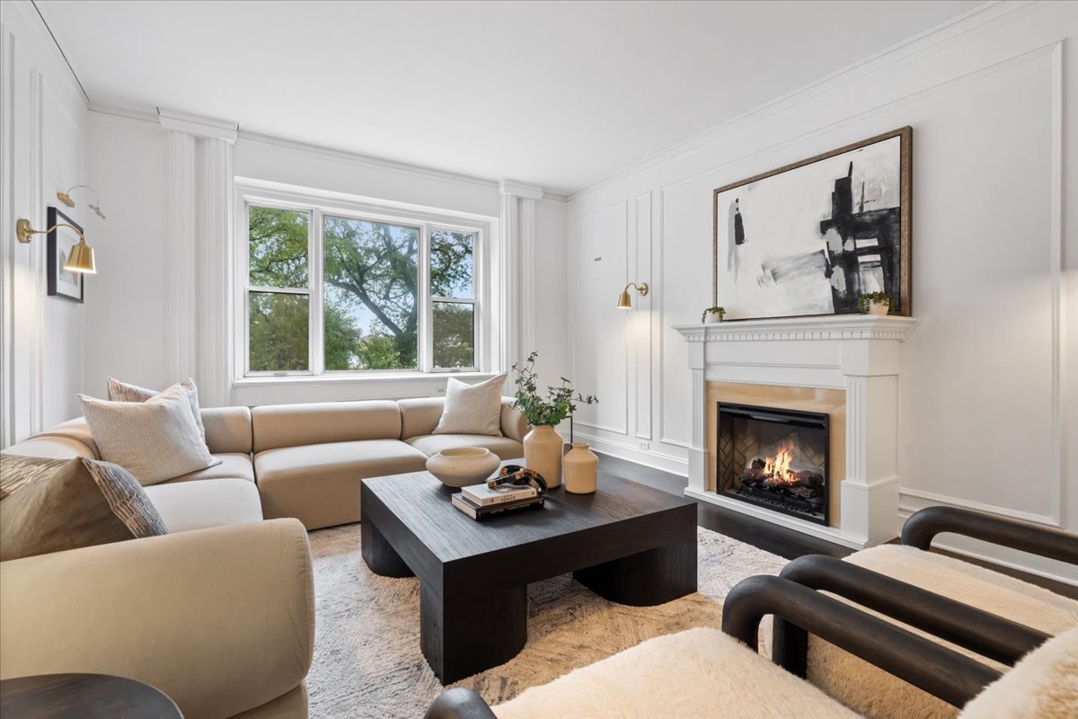 179 E LAKE SHORE Drive Unit: 202