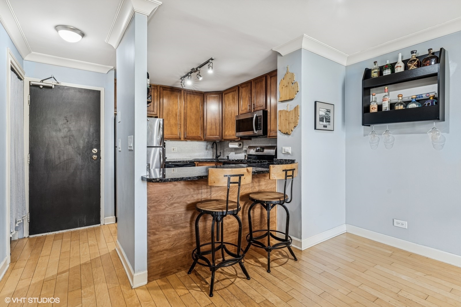 3900 N PINE GROVE Avenue Unit: 409