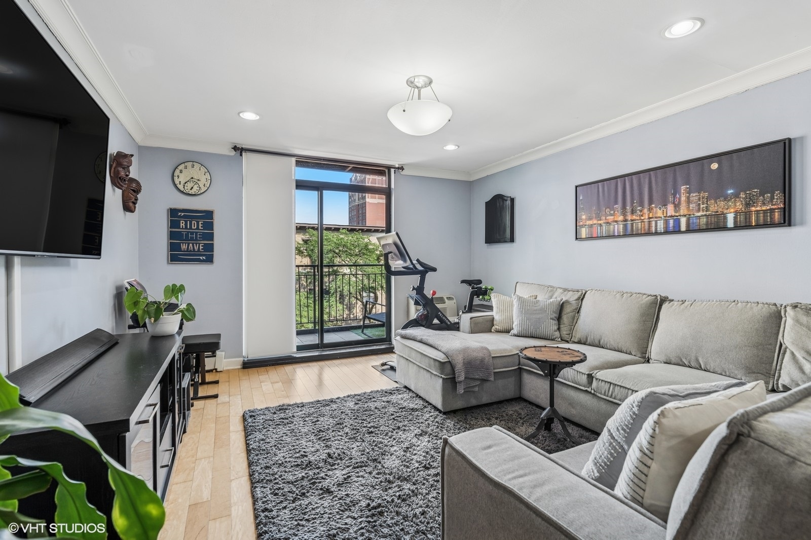 3900 N PINE GROVE Avenue Unit: 409