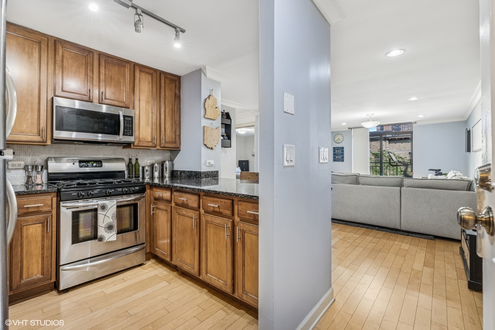 3900 N PINE GROVE Avenue Unit: 409