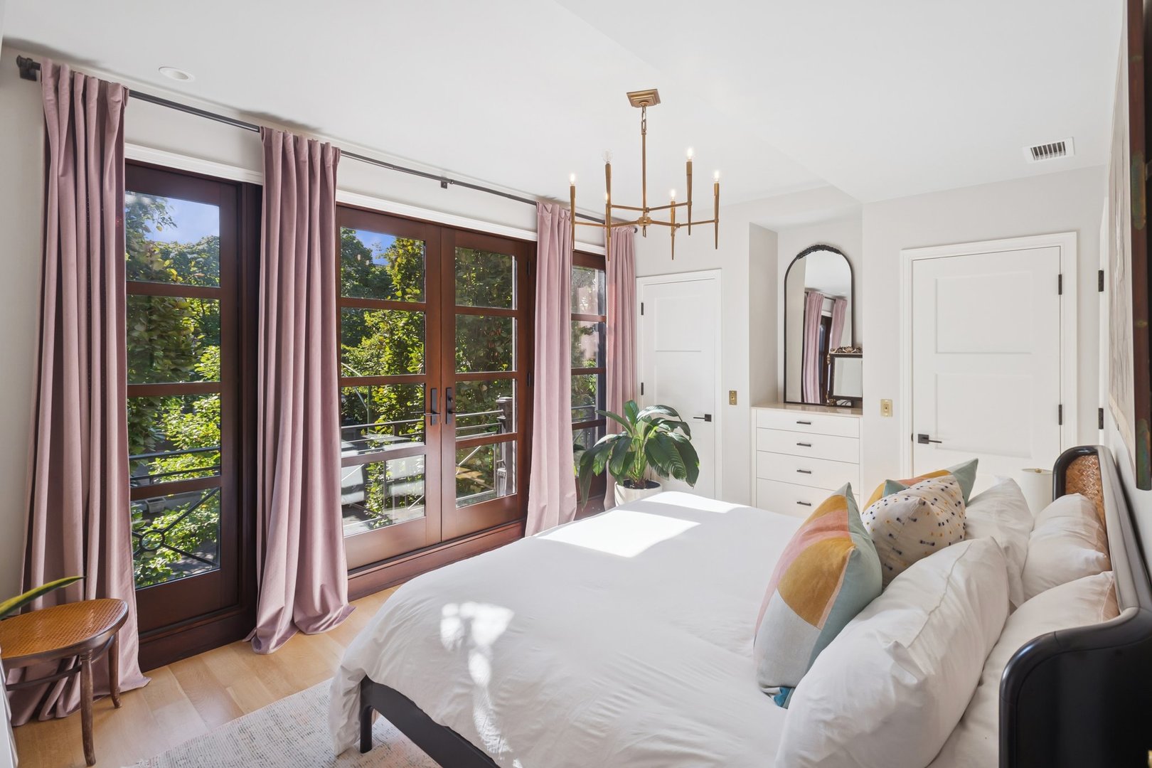 1446 W BELLE PLAINE Avenue