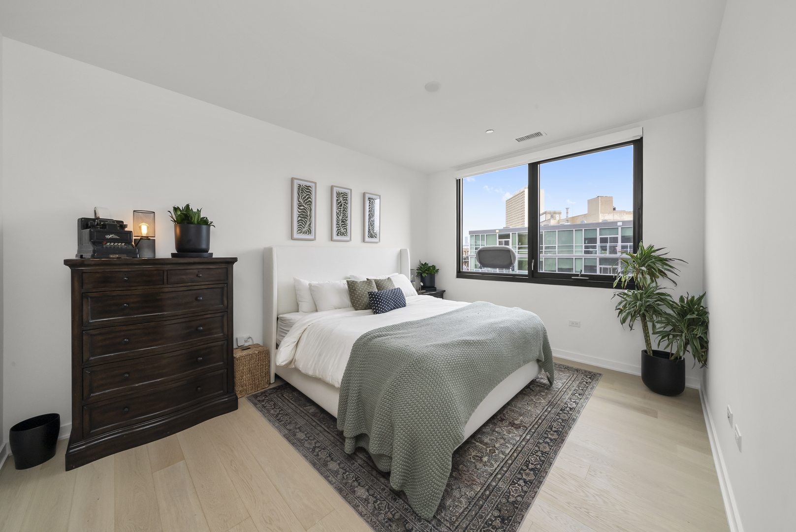 1648 W Division Street Unit: 407