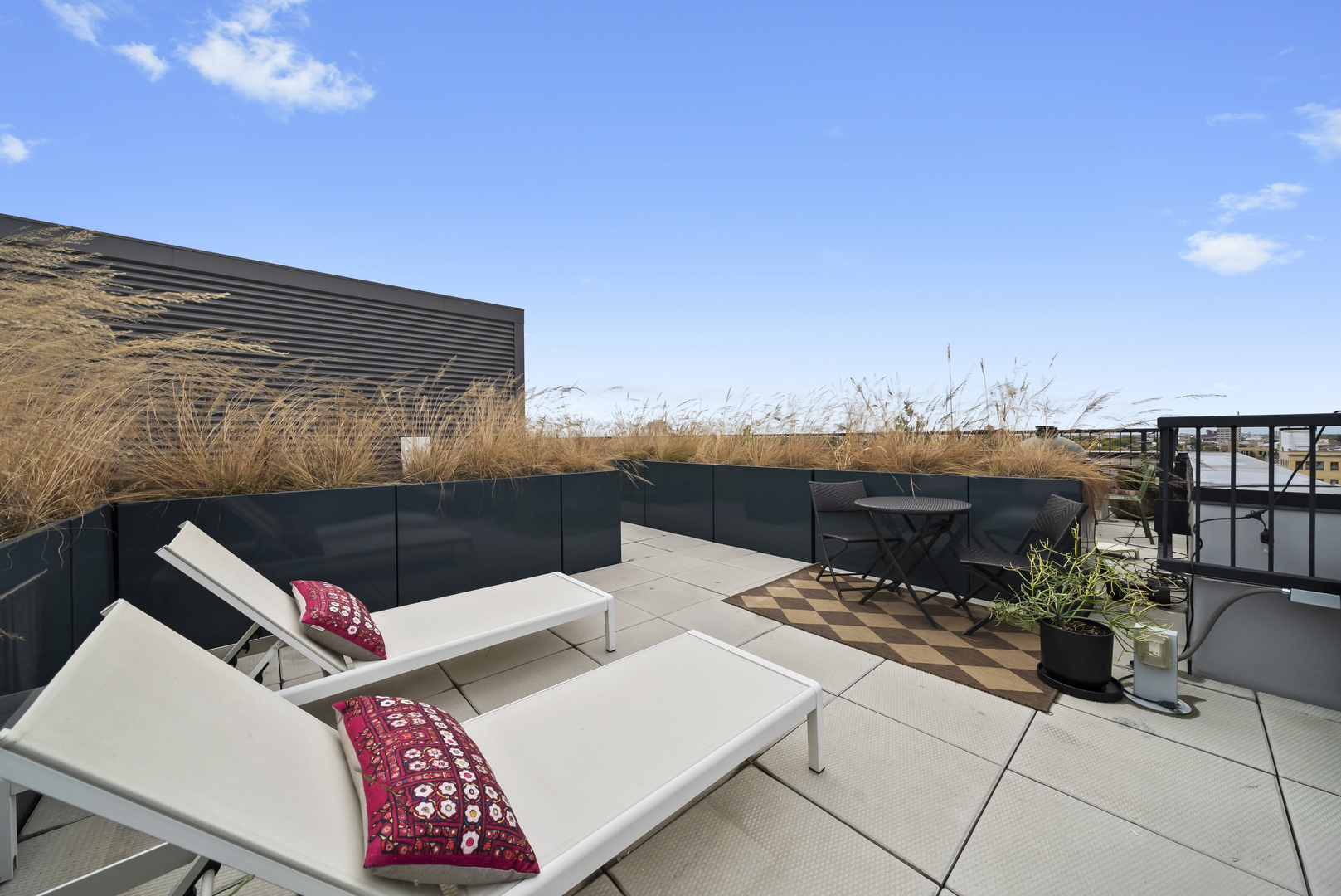 1648 W Division Street Unit: 407