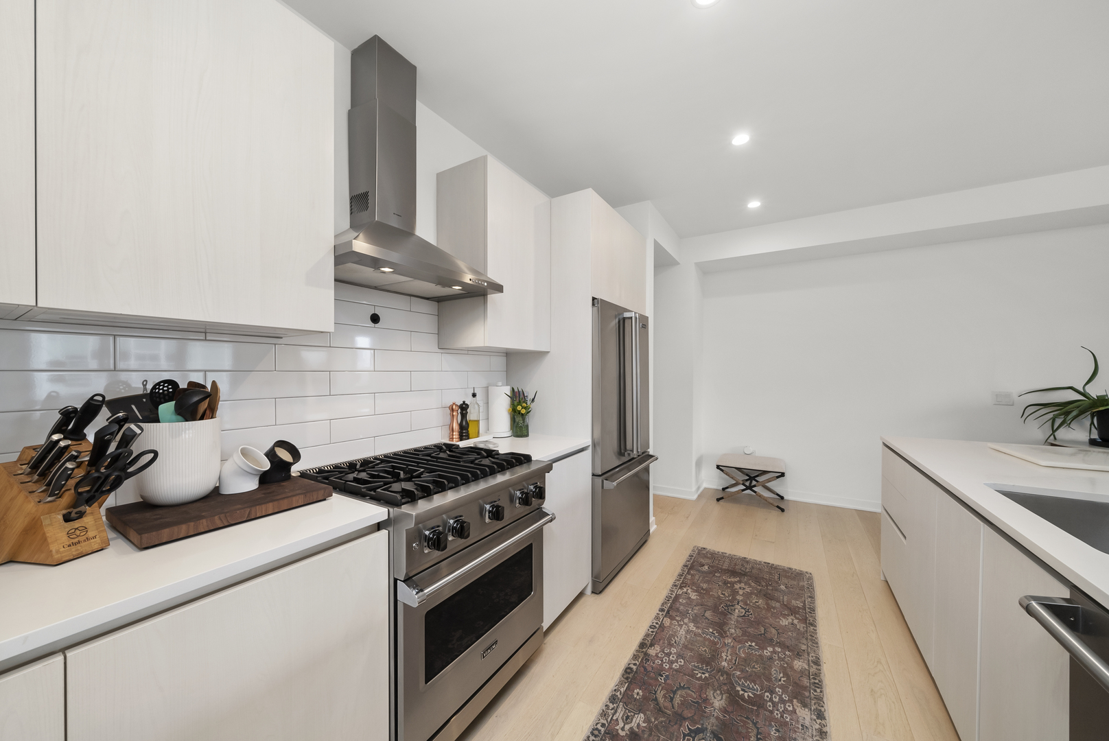 1648 W Division Street Unit: 407
