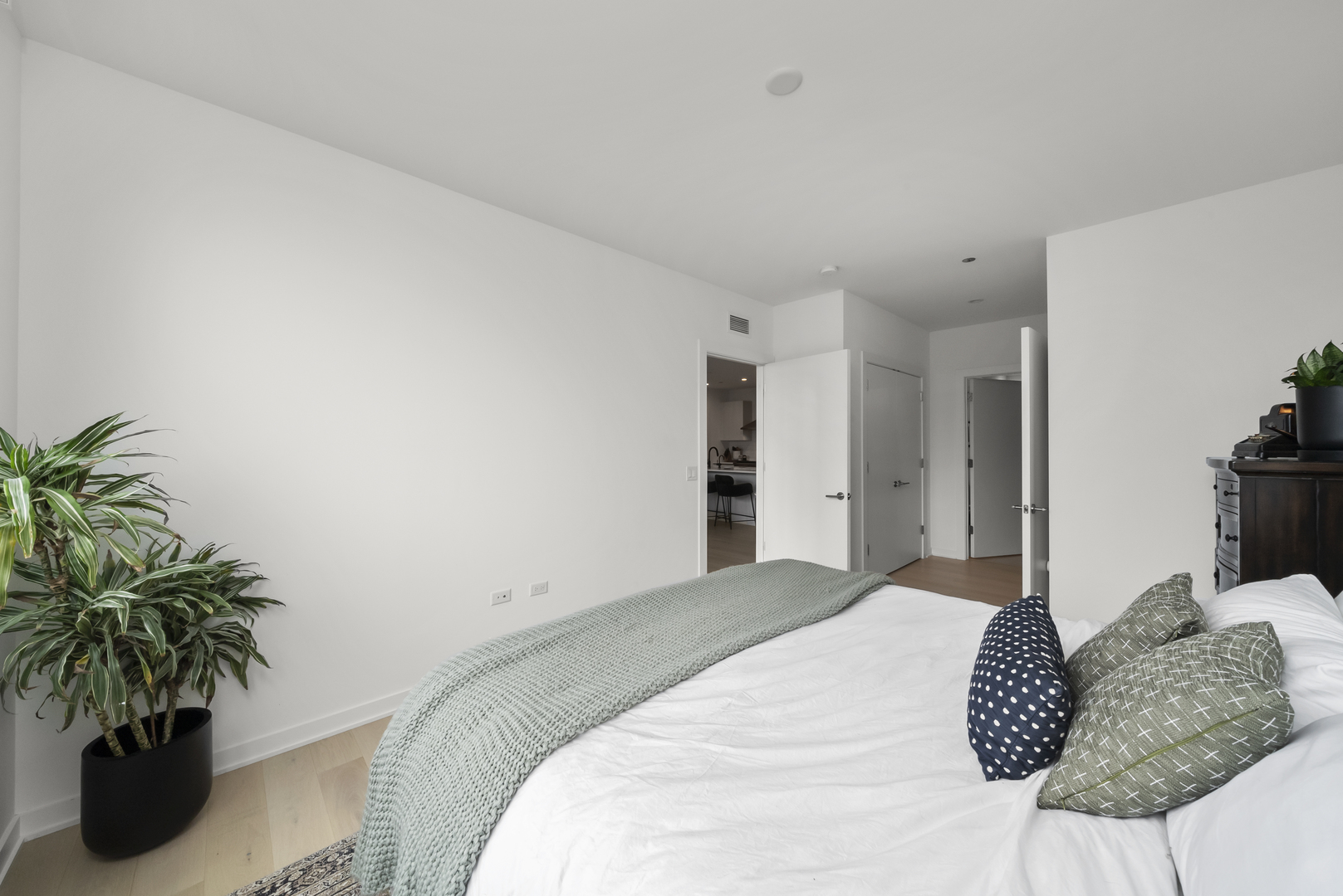 1648 W Division Street Unit: 407