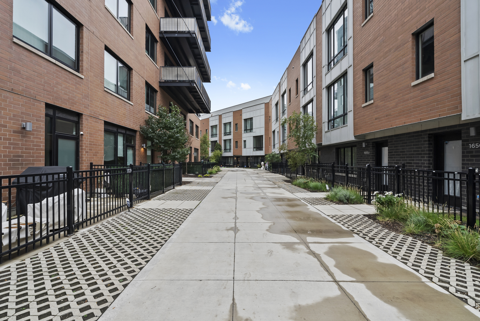 1648 W Division Street Unit: 407