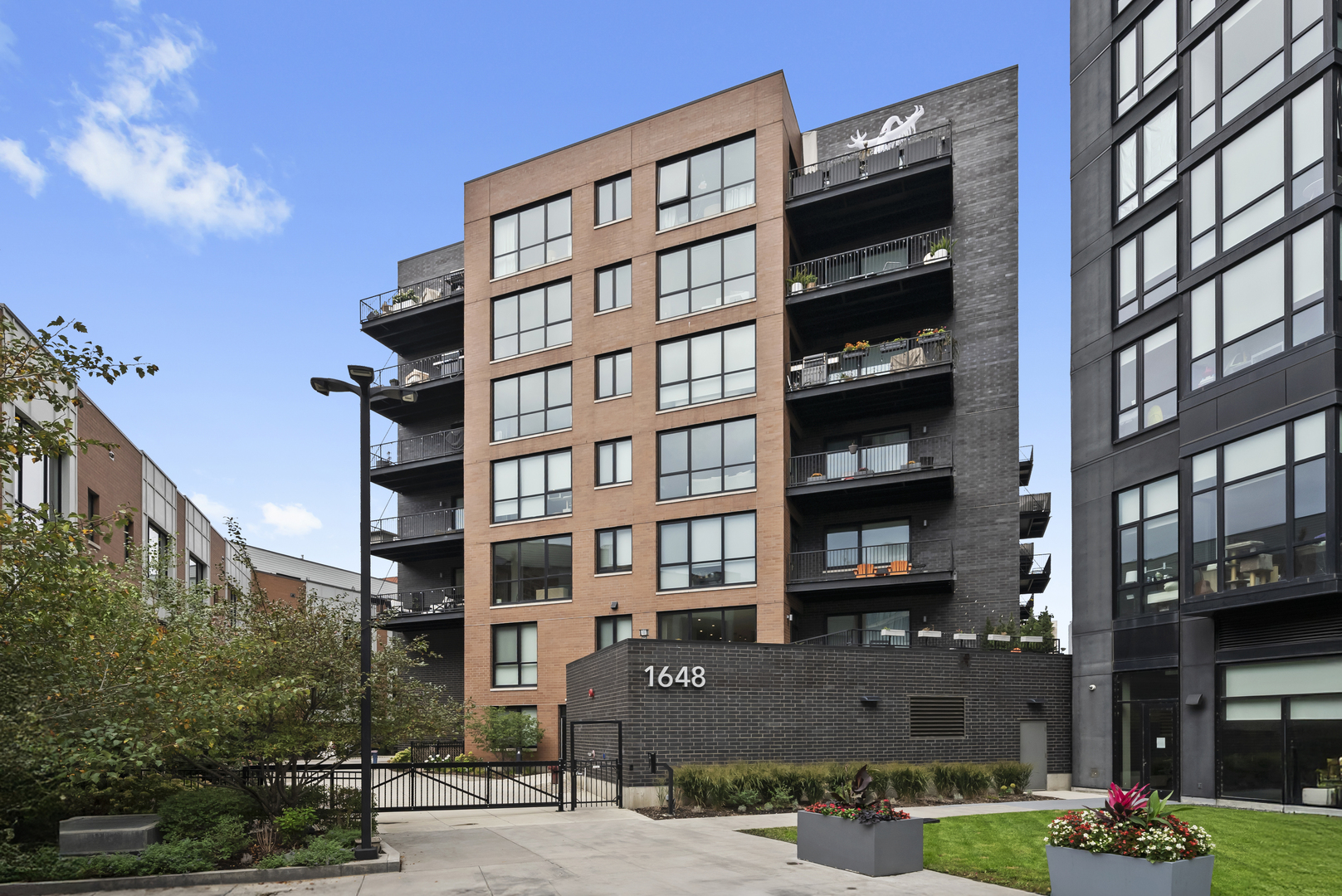 1648 W Division Street Unit: 407