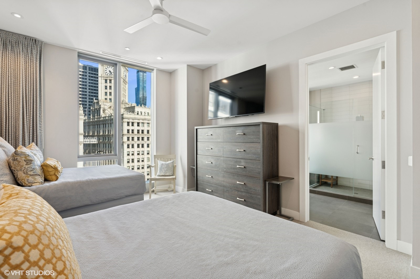 403 N Wabash Street Unit: 15B