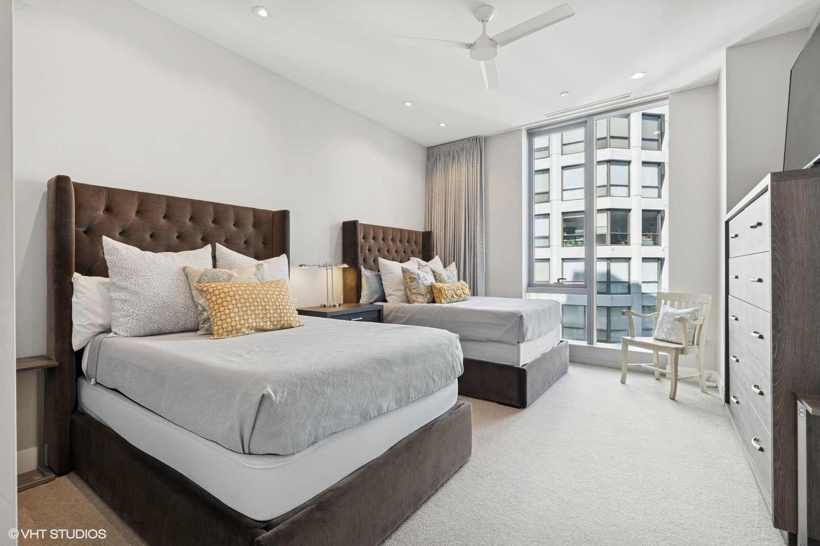 403 N Wabash Street Unit: 15B