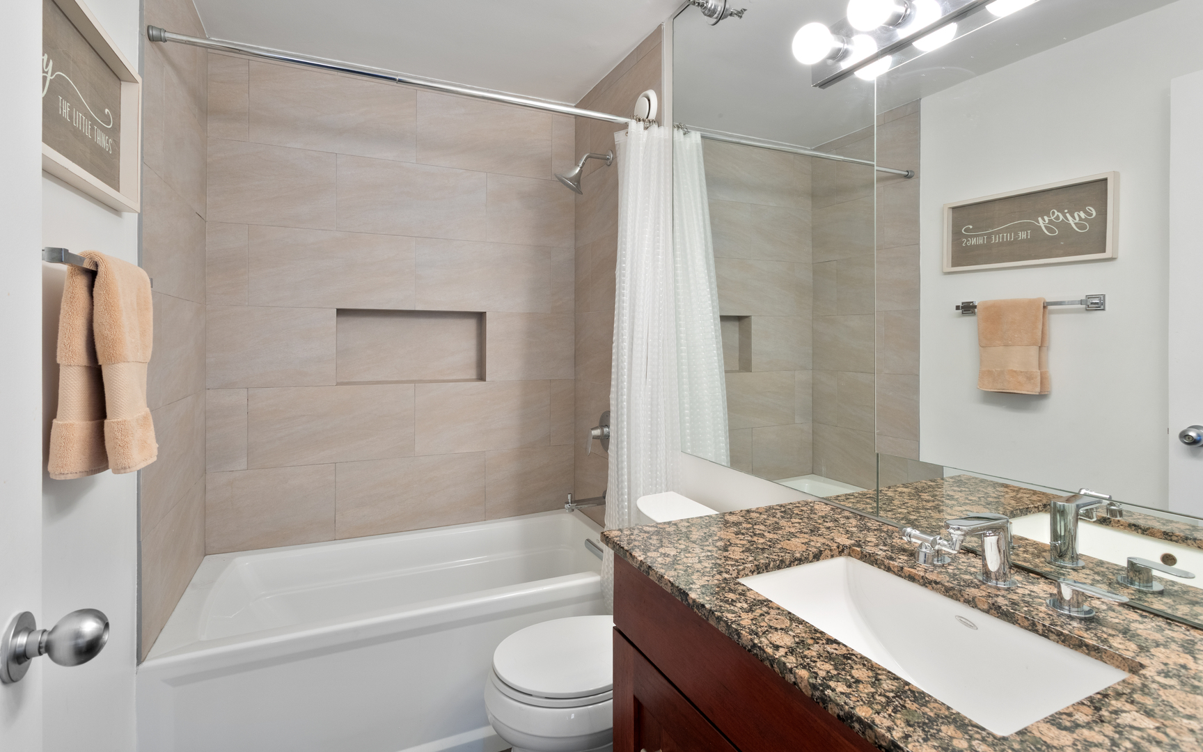 1122 N CLARK Street Unit: 1808