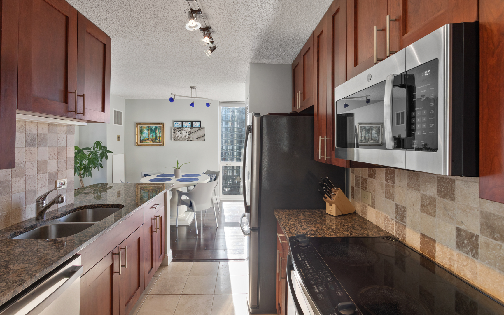 1122 N CLARK Street Unit: 1808