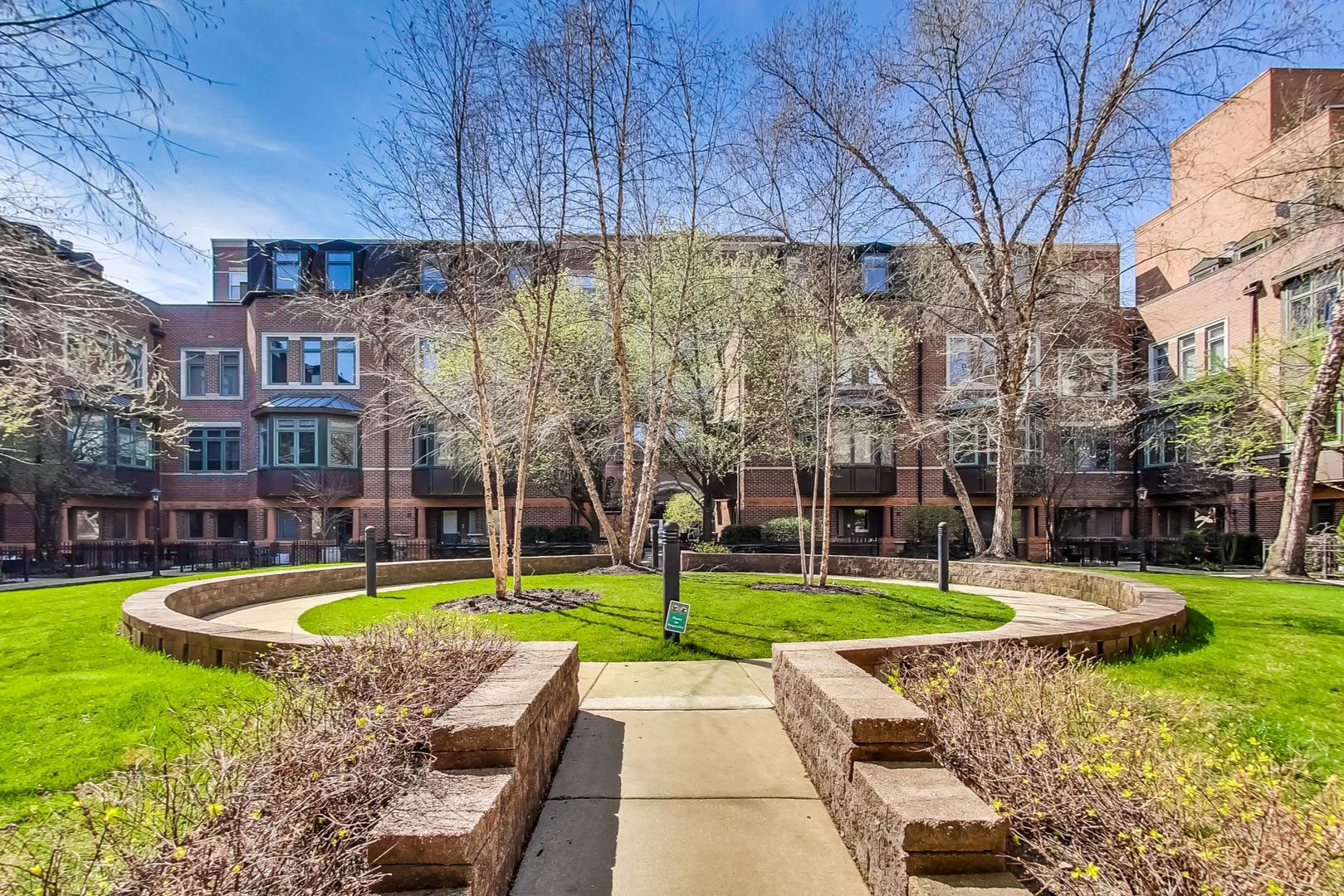 1351 W ALTGELD Street Unit: 4D