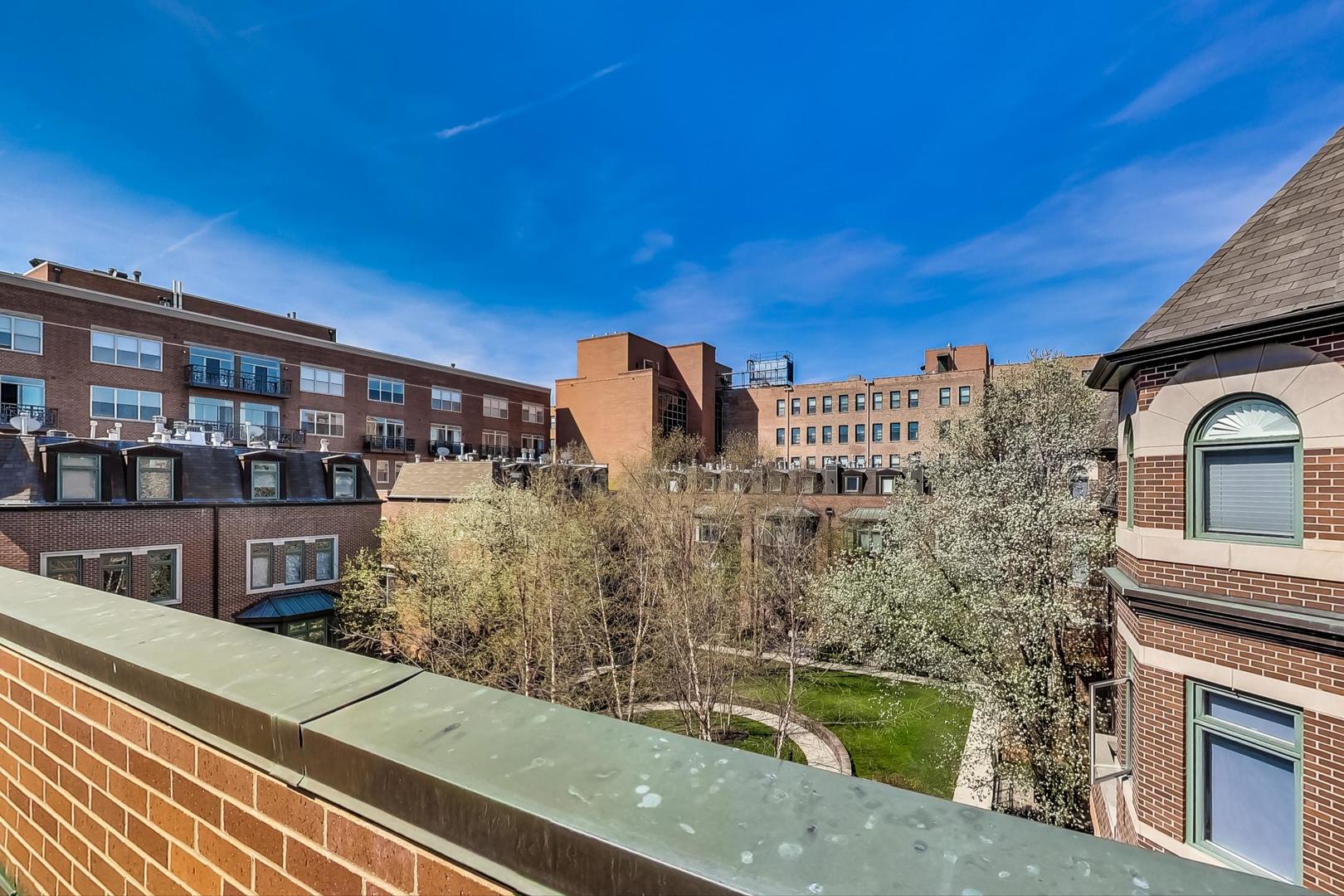 1351 W ALTGELD Street Unit: 4D