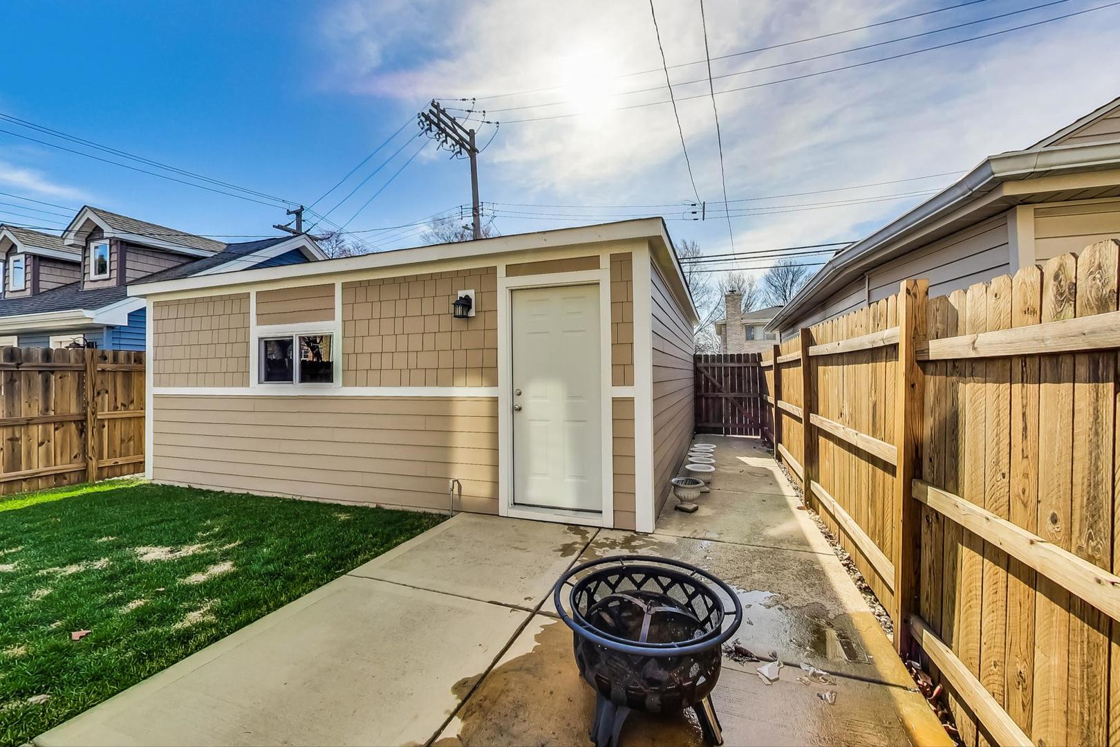 6555 N Oxford Avenue