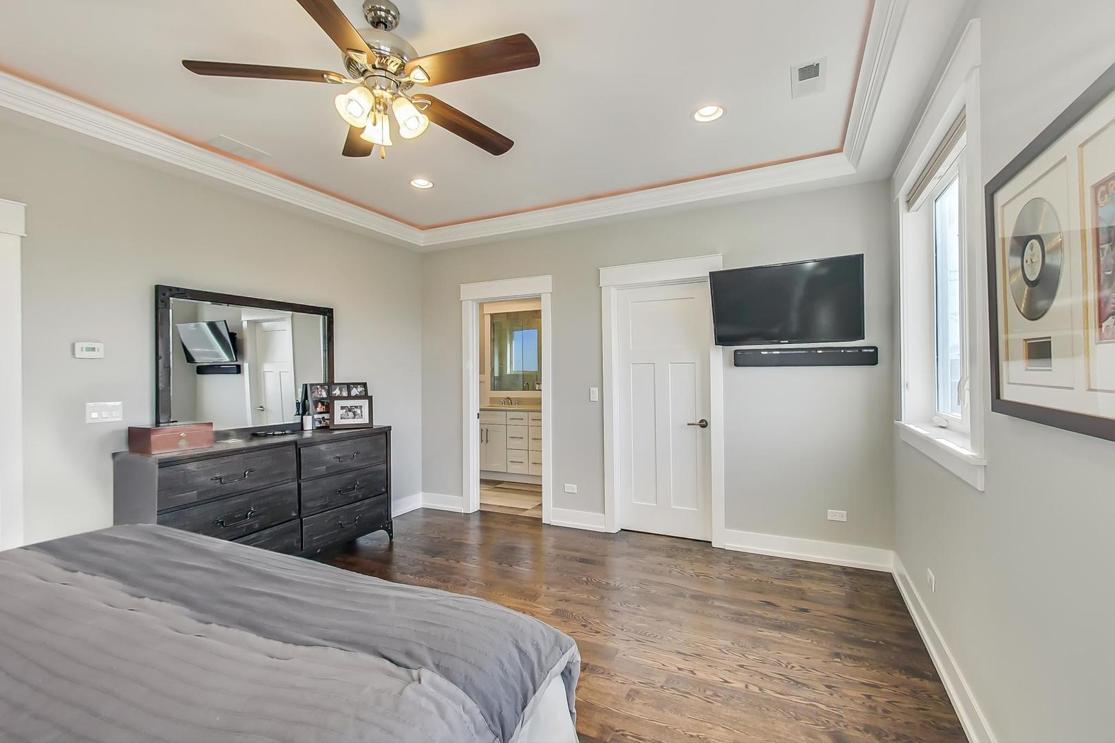 6555 N Oxford Avenue