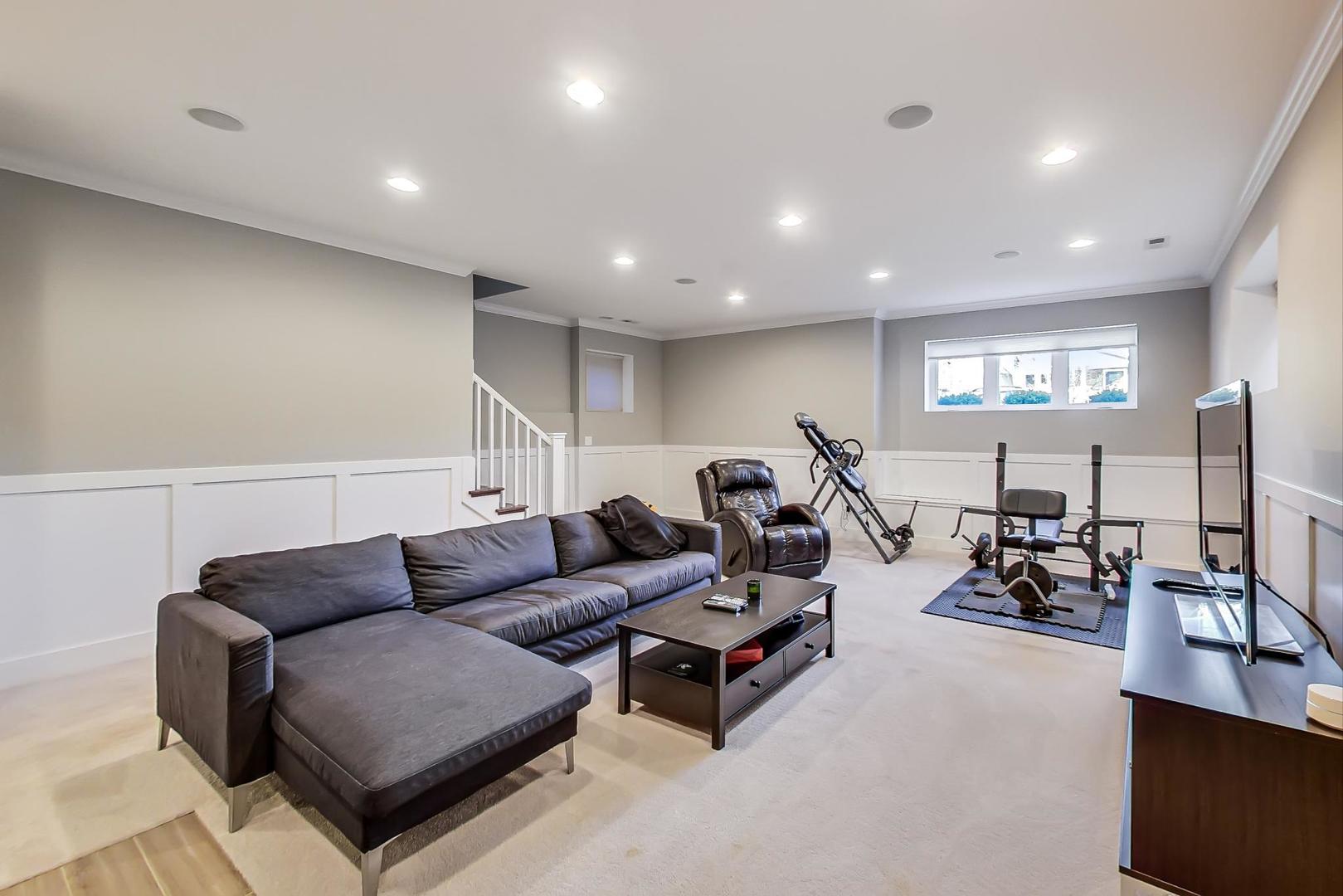 6555 N Oxford Avenue