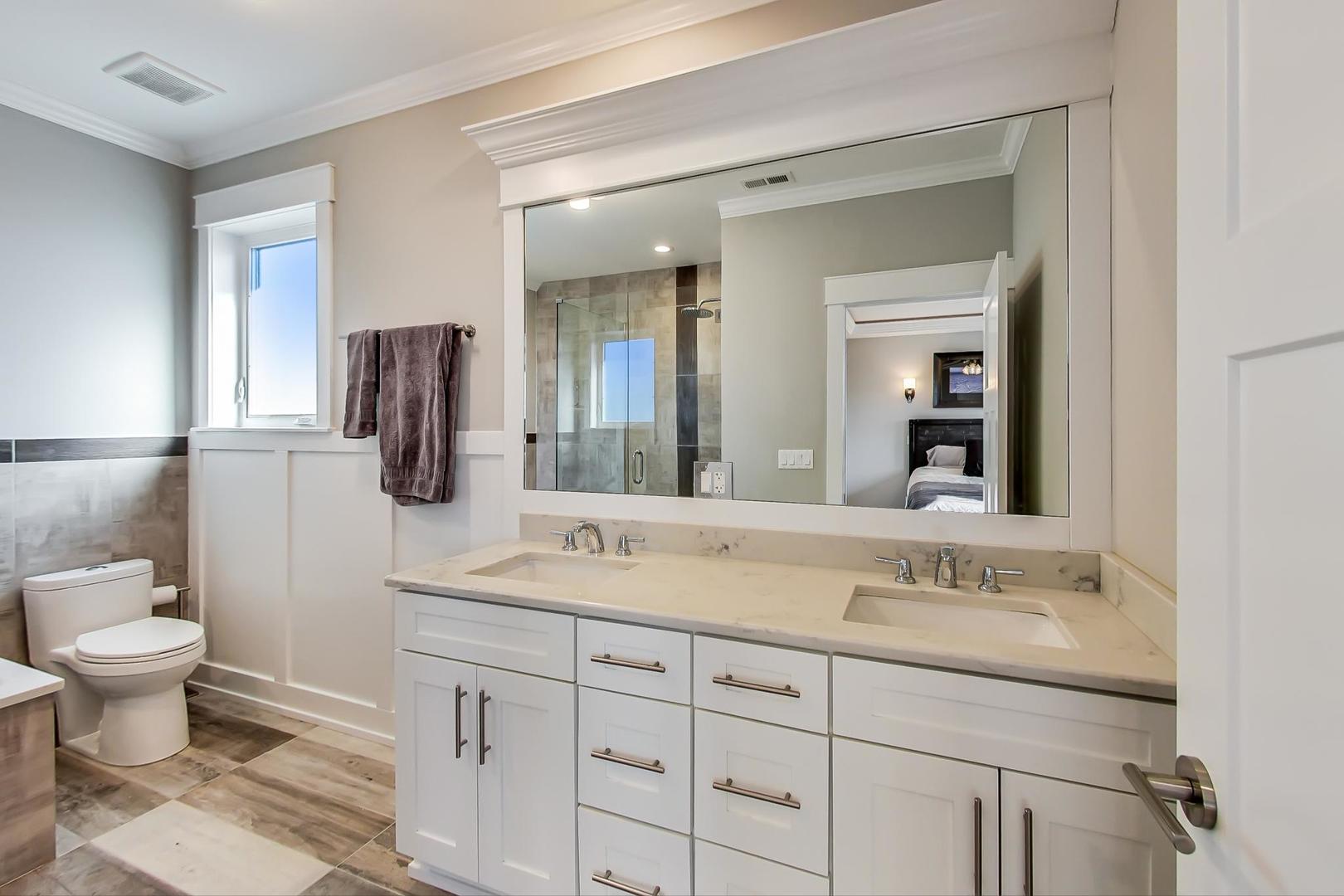 6555 N Oxford Avenue