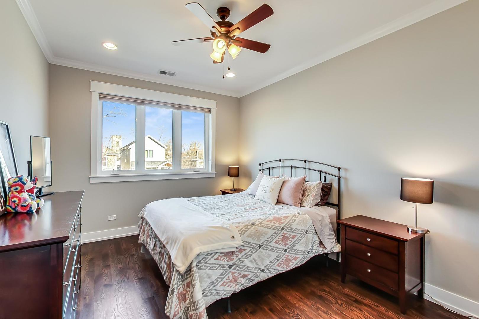 6555 N Oxford Avenue