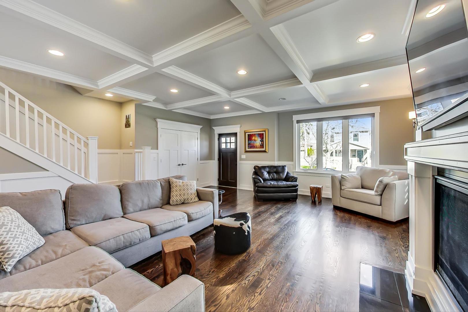 6555 N Oxford Avenue