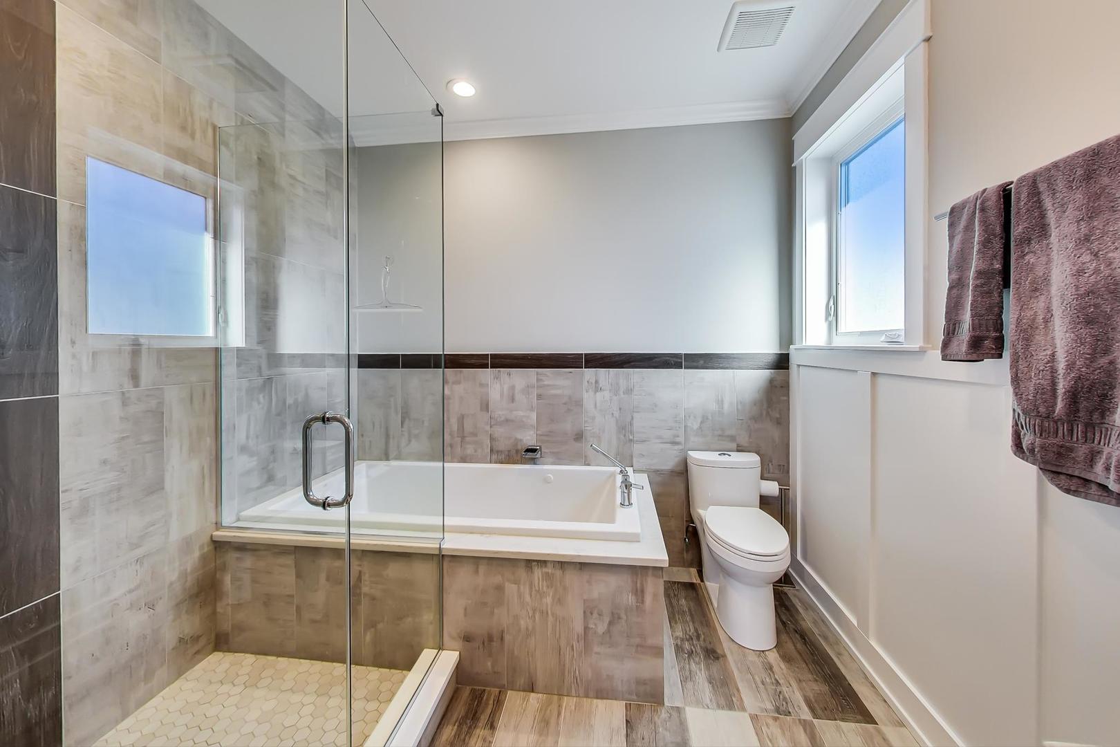 6555 N Oxford Avenue