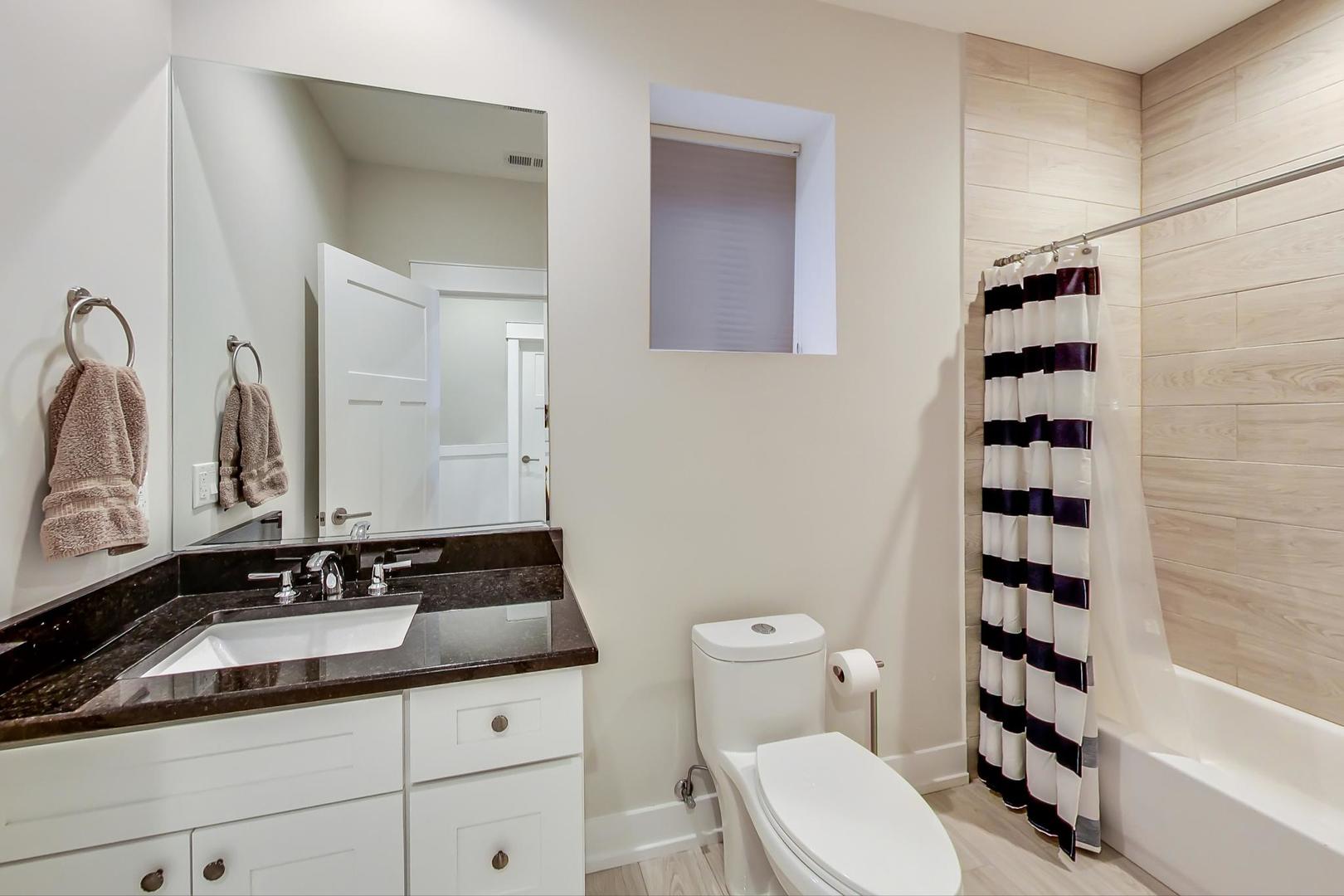 6555 N Oxford Avenue