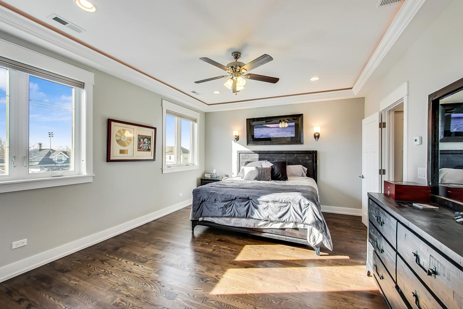 6555 N Oxford Avenue