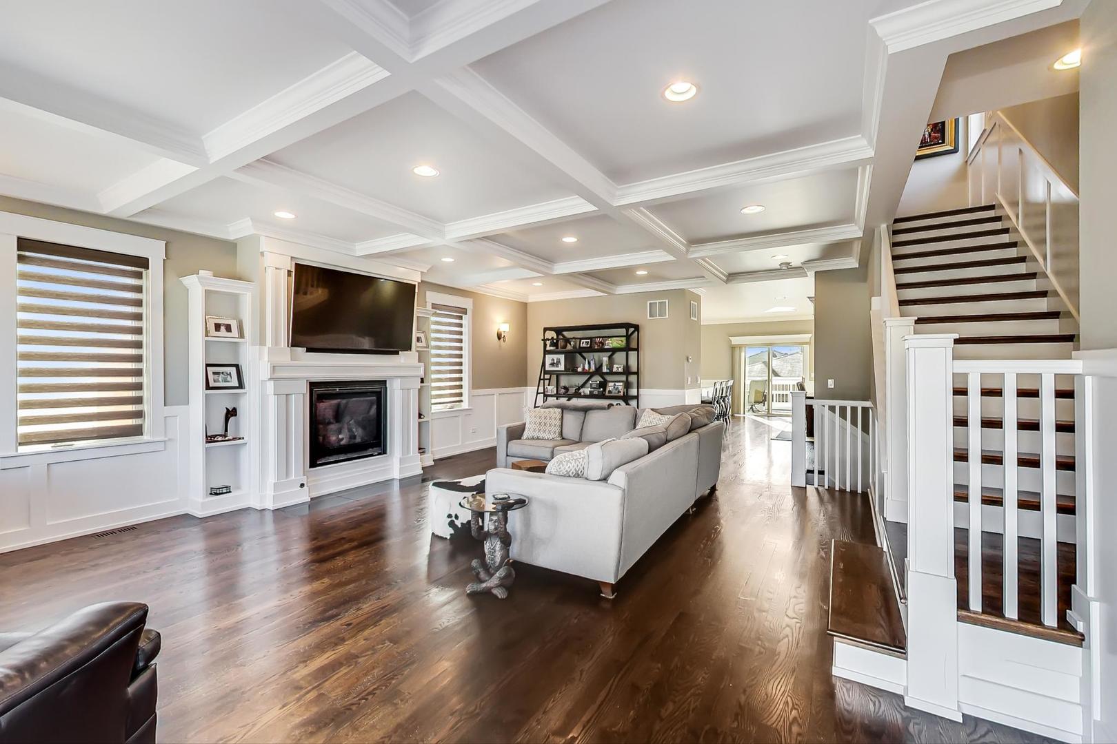 6555 N Oxford Avenue