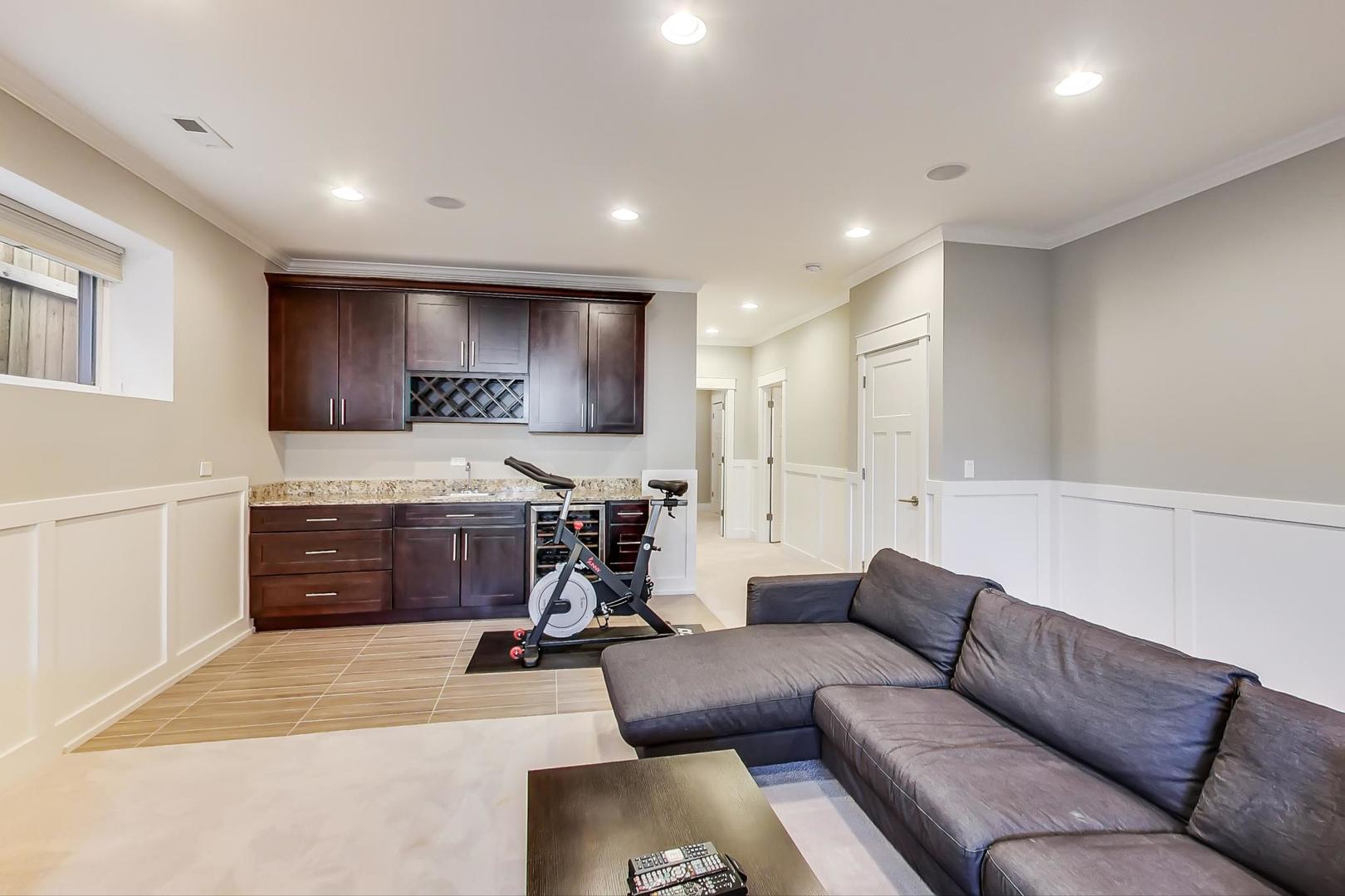 6555 N Oxford Avenue