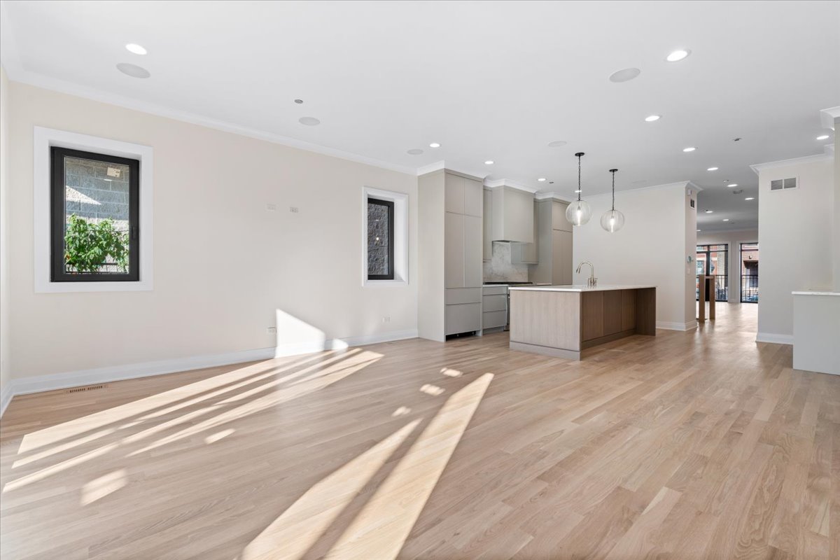 3036 N Sheffield Avenue Unit: 1S