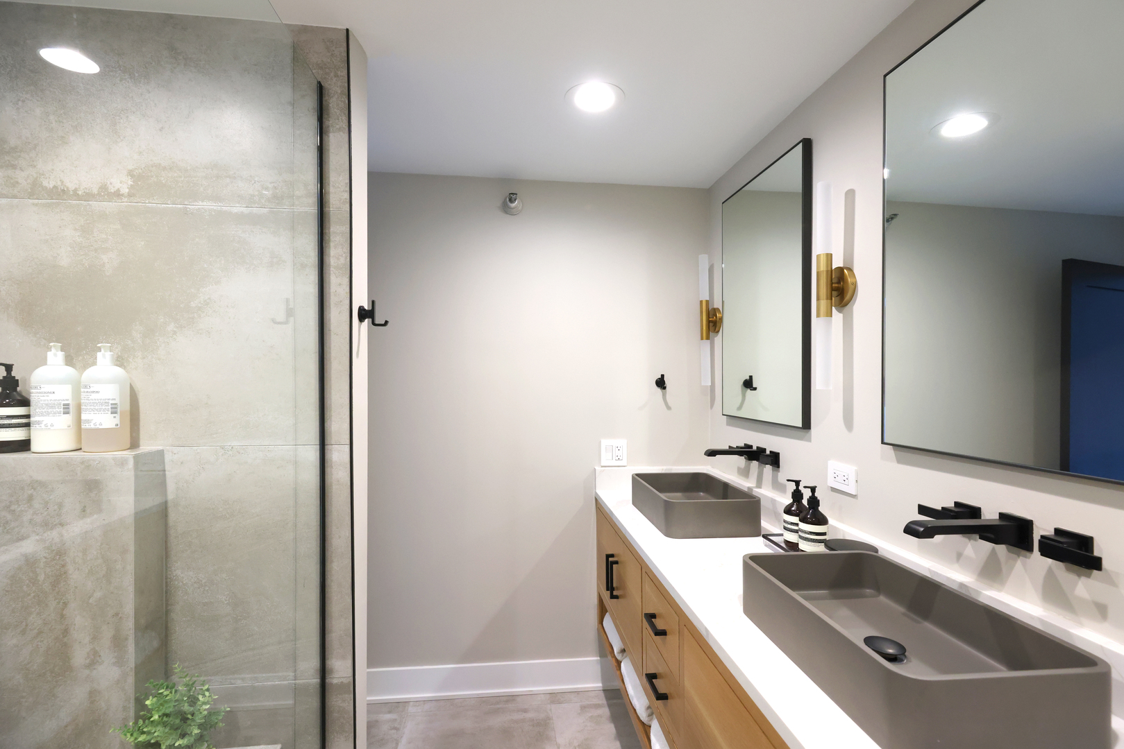 221 E Walton Place Unit: 19E