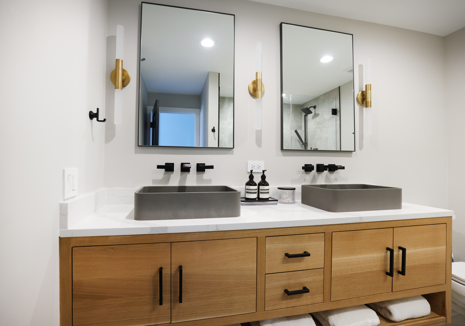 221 E Walton Place Unit: 19E