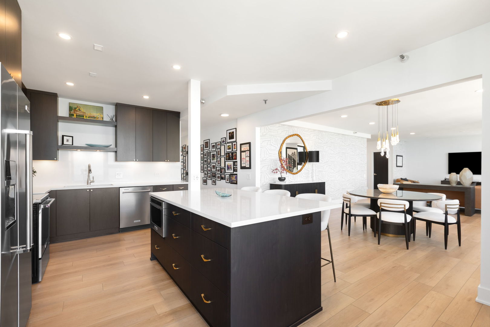 221 E Walton Place Unit: 19E