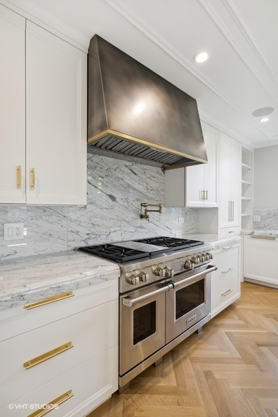 2700 N Lakeview Avenue Unit: 2