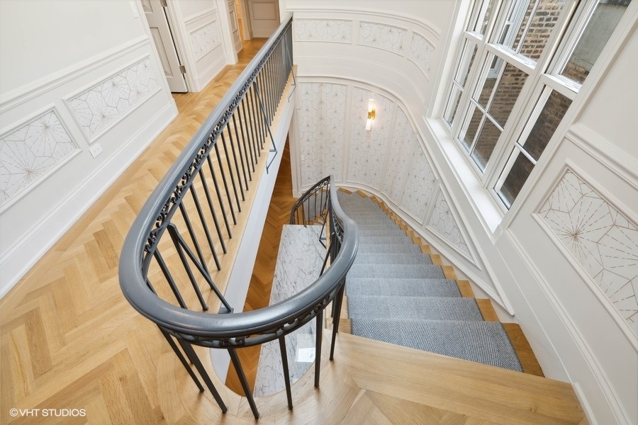 2700 N Lakeview Avenue Unit: 2