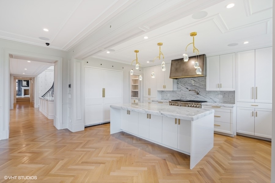 2700 N Lakeview Avenue Unit: 2