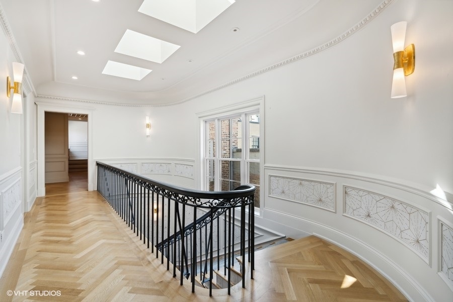 2700 N Lakeview Avenue Unit: 2