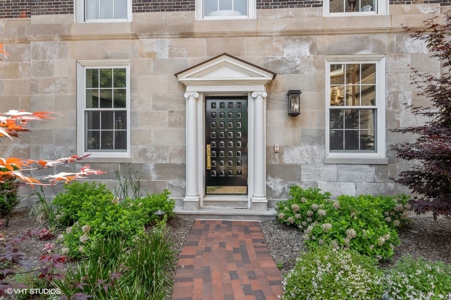 2700 N Lakeview Avenue Unit: 2